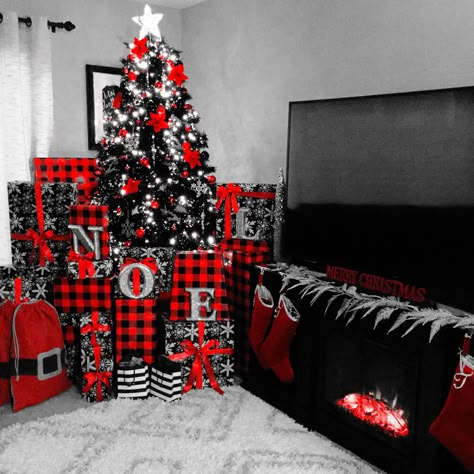 Black And Red Plaid Christmas Decor Diy, Christmas Tree Ideas Red And Black Plaid, Red Silver Black Christmas Decor, Black And Red Checkered Christmas Decor, Red Black Checkered Christmas, Checker Christmas Decor, Plaid Christmas Wrapping Ideas, Christmas Buffalo Plaid Tree, Black N White Christmas Decor