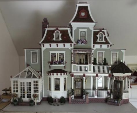 Cool House Layouts, Bloxburg Exterior Victorian, Vintage House Exterior Victorian, Bloxburg Colonial House, Victorian Bloxburg House Layout, Dollhouse Layout, Victorian House Layout, Victorian Mansion Bloxburg, Open Dollhouse