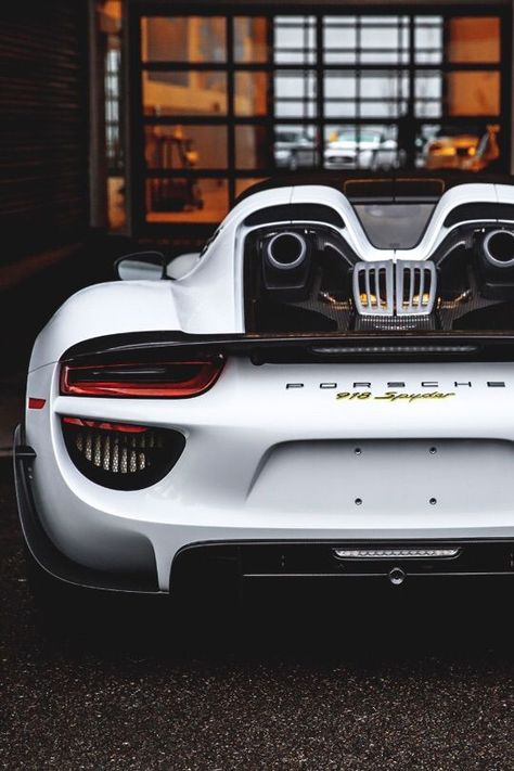 Porsche 918 Spyder Cayman Porsche, Van Volkswagen, White Porsche, Porsche 918 Spyder, Exotic Sports Cars, Porsche Cars, Expensive Cars, Koenigsegg