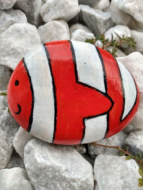 Kindness Garden, Kids Fishing, Rock Painting Designs, Painting Designs, Clown Fish, Pebble Painting, Fish Painting, Gone Fishing, Rock Crafts