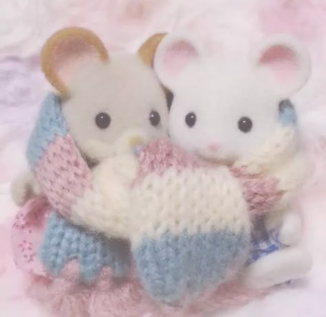 Calico Critters Families, Calico Critter, Critters 3, Me N Him, Sylvanian Family, Could Be Us, Calico Critters, Little Critter, Cute Little Things