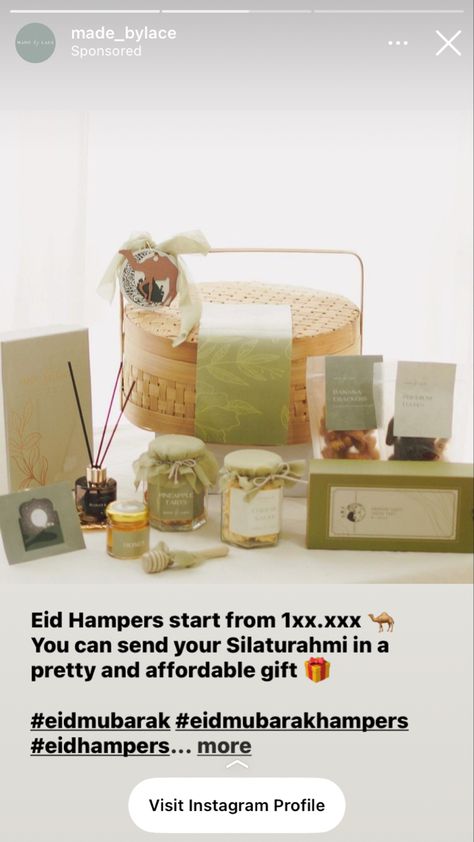 Ramadan Hamper Ideas, Hampers Ideas Idul Fitri, Eid Packaging, Hampers Photography, Eid Mubarak Hampers, Bouquet Arrangements Diy, Ramadhan Hampers, Hampers Idul Fitri, Hampers Packaging