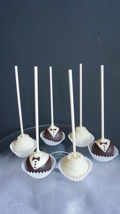 Bride And Groom Cakepops, Bride Groom Cake Pops, Wedding Dessert Cake Pops, Bride And Groom Desserts, Cake Pops Engagement, Cake Pop Wedding Ideas, Bride And Groom Cupcakes, Wedding Shower Cake Pops, Engagement Cake Pops