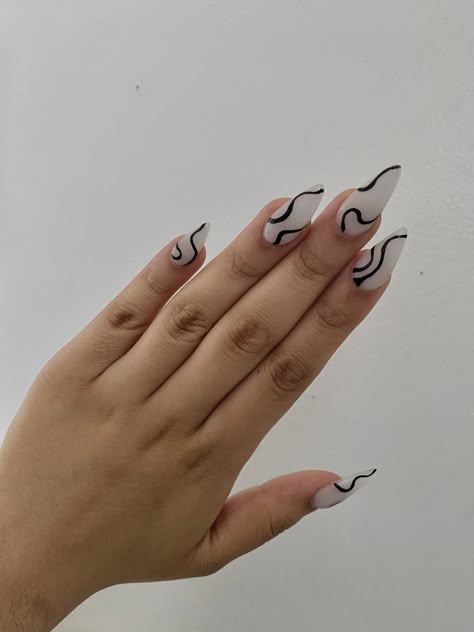 White Nails Black Lines, Nail Inspo Wavy Lines, Black And White Abstract Nail Art, Cute White And Black Nails, Black And White Nails Swirl, Basic Black And White Nails, Black Wavy Nails, Black Snd White Nails, White Nails With Lines