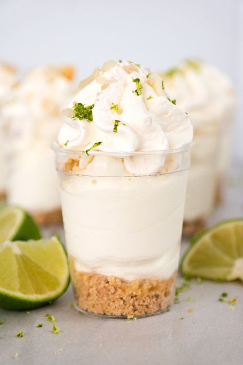 Key Lime Shooters, Key Lime Pie Shooters, Pie Shooters, Shot Glass Desserts, Shooter Recipes, Rodjendanske Torte, Dessert Shooters, Dessert Shots, Frosé