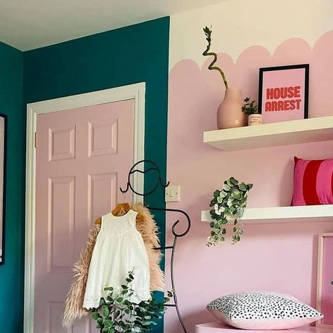 Frenchic Paint ❤️ on Instagram: "🌟 Trend Alert! 🌟 Have fun with colour and create a scalloped wall using the humble plate and a trusty detailing brush. Frenchic Fan Forum member Melissa (also over at @honeybeeandhollie) tried the trend to transform her little girls bedroom. Using with our candy pink shade 'Bon Bon' from the Chalk Wall Paint Range on the scalloped wall and teamed it with the matching subtle satin finish Trim Paint on the doorway. 😍 She also freshened up the skirting with our c Pink And Green Scallop Wall, Scalloped Doorway, Pink Half Wall, Scallop Wall Paint, Half Wall Paint, Chalk Wall Paint, Pink Ceiling, Frenchic Paint, Trim Paint