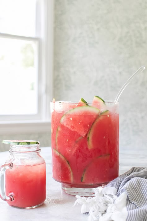 A Refreshing Watermelon Cocktail Punch - Sugar and Charm Sugar and Charm Tequila Punch, Benefits Of Eating Watermelon, Watermelon Tequila, Cocktail Punch, Strawberry Tequila, Tequila Soda, Watermelon Punch, Watermelon Popsicles, Watermelon Cocktail