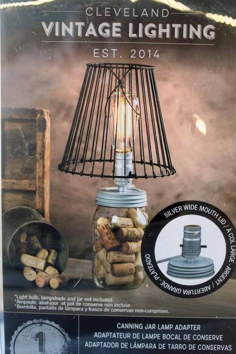 Mason jar table lamp - you can make your own version in just minutes! Mason Jar Lamps Ideas, Primitive Lamp, Mason Jar Diy Crafts, Jar Diy Crafts, Mason Jar Lamps, Jar Decoration Ideas, Diy Mason Jar Ideas, Mason Jar Diy Projects, Jar Lamps