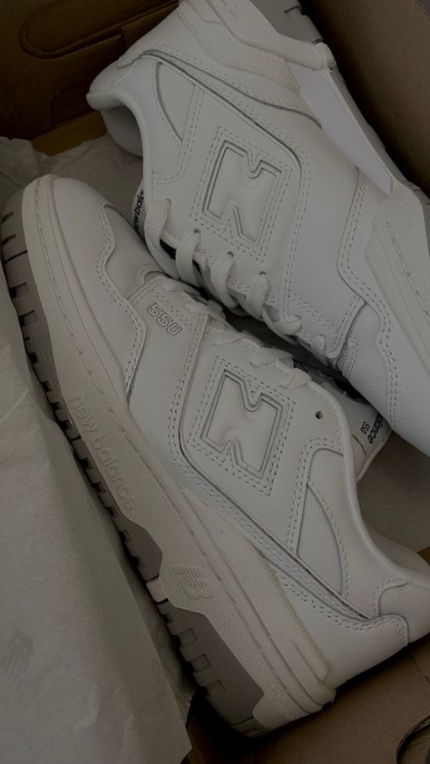 Silver New Balance White Grey, 550 Outfit, New Balance 550s, New Balance White, New Balance Sneaker, Nike Air Force Sneaker, Fitness Inspo, White Sneaker, New Balance