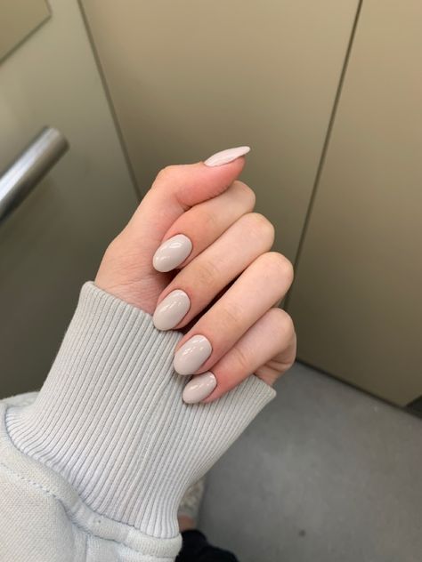 Grayish White Nails, Light Gray Almond Nails, Nails For Grey Dress, Gelish Nails Ideas, Light Grey French Tip Nails, Gray Nails Aesthetic, Grey Aesthetic Nails, White Gray Nails, Gray White Nails