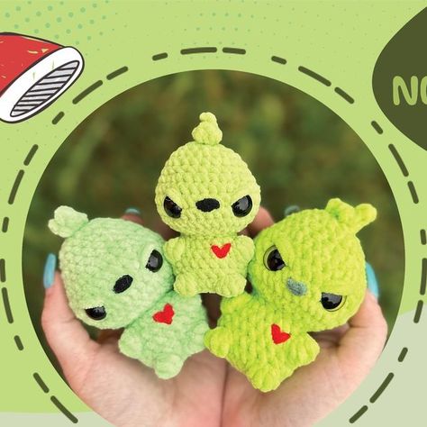 Johanna Wolfe on Instagram: "*FREE MEANIE GREENIE PATTERN* 💚 

This pattern is available as a downloadable PDF for purchase in my Etsy shop - link in bio. PDF contains additional tips and pictures! Thank you so much for you support! 💚

#freepatternamigurumi #freepattern #freecrochetpattern #crochet #amigurumi #amigurumitoys #amigurumilove #grinch #grinchmas #meaniegreenie" Crochet Stuffys, Crochet Xmas Gifts, Crochet Bobble Stitch, Crochet Bobble, Crochet Monsters, Crochet Plushie, Crochet Xmas, Plushie Patterns, Bobble Stitch