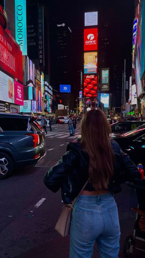 Nyc Times Square Outfit, Night Out Pose Ideas, Time Square New York Poses, New York Instagram Aesthetic, Pictures In Time Square, Time Square Poses, Poses For Nyc, Nyc Poses New York City, New York Photo Aesthetic