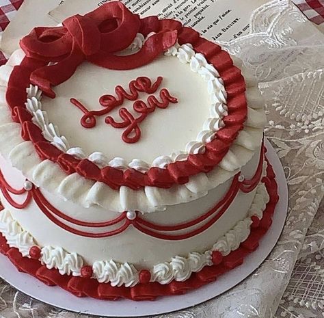 F1 Cake Aesthetic, Red Birthday Cake For Women, Red Cake Aesthetic, Red And White Cake, Bolo Vintage, Vintage Birthday Cakes, Red Cake, Mini Cakes Birthday, Cute Baking