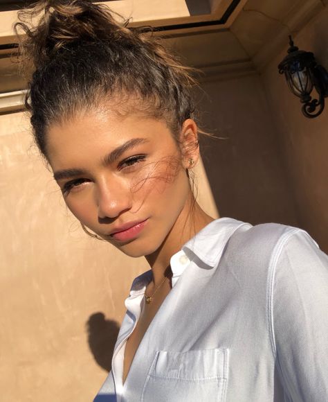 Zendaya on Twitter: "Thank you sun… " Tan Skin Makeup, Zendaya Makeup, Natural Summer Makeup, Tanned Makeup, Zendaya Style, Summer Makeup Looks, Zendaya Coleman, Natural Beauty Tips, Tan Skin