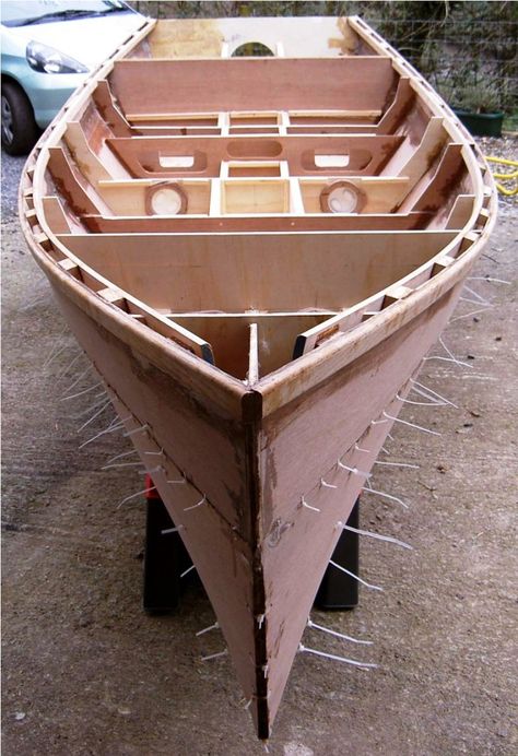 Brian King's plywood boat Barton skiff in build from free boat plans Skiff Boat, Boat Blinds, Pallet Deck Diy, Duck Boat Blind, Wood Boat Building, Rc Boats Plans, Free Boat Plans, Wood Boat Plans, Plywood Boat Plans