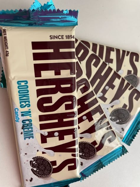 Hersheys Chocolate Cookies, Hershey Aesthetic, Oreo Aestethic, Herseys Chocolate, Hersheys Cookies And Cream, Chocolates Aesthetic, Hersheys Chocolate Cake, Dulces Aesthetic, Chocolate Hershey