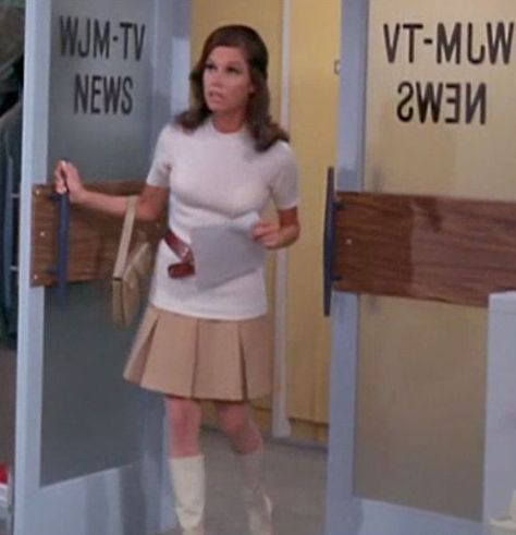 Mary Richards walks into WJM-TV first time, "Mary Tyler Moore" S1E1 1970. Mary Taylor Moore, Iconic Tv Characters, Eclectic Minimalist, Tv Outfits, Laverne & Shirley, Mary Tyler Moore Show, Vintage Movie Stars, 60's Mod, Tyler Moore