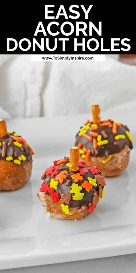 These cute acorn donut holes are super easy no bake dessert made with store-bought donut holes, melted chocolate and any favorite fall sprinkles. They are a perfect fall treat for a school party and for Thanksgiving dessert table. Donut Holes Recipe, Cute Thanksgiving Desserts, Donut Hole Recipe, Thanksgiving Desserts Table, Making Donuts, 4 Ingredient Recipes, Donut Holes, Easy No Bake Desserts, Delicious Donuts