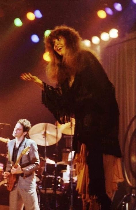 Stevie Nicks Tusk, Tango In The Night, Holding A Baby, Buckingham Nicks, Stevie Nicks Style, Stephanie Lynn, Lindsey Buckingham, Stevie Nicks Fleetwood Mac, Stevie Ray Vaughan