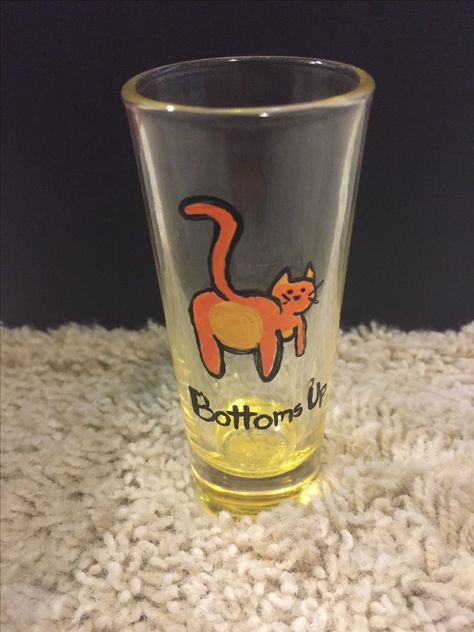 Painted Pint Glasses, Glass Cup Painting Diy, Pint Glass Design, Shot Glasses Painting, Painted Glasses Ideas, Painting Shot Glasses, Painted Shot Glasses Diy, Shot Glass Painting Ideas, Shot Glass Painting