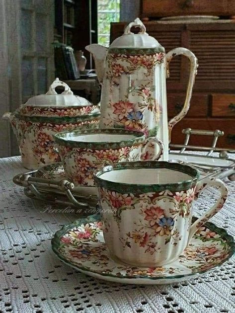 Victorian Teapots, Crockery Design, Antique Tea Sets, Pretty Tea Cups, Antique Dishes, Antique Tea, Beautiful Coffee, My Cup Of Tea, Antique China