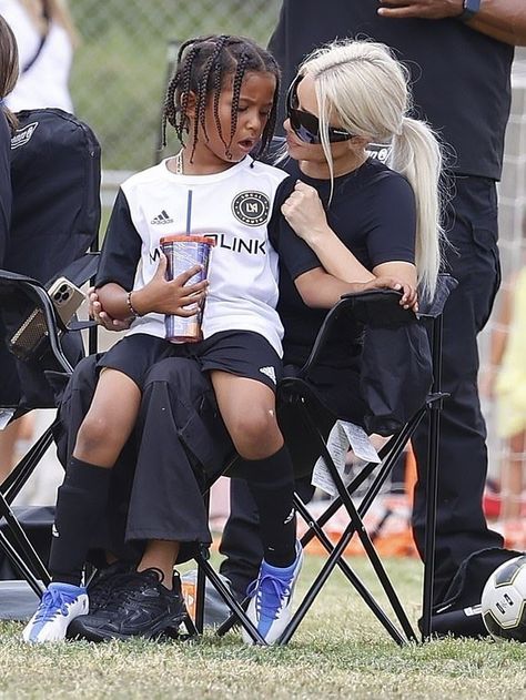 Kim Kardashian and her son Saint West, 2022 Bleached Blonde Hair, Kim Kardshian, Khloe Kardashian Tristan Thompson, Bleached Blonde, Khloe Kardashian And Tristan, Dream Kardashian, Sports Games For Kids, Penelope Disick, Saint West