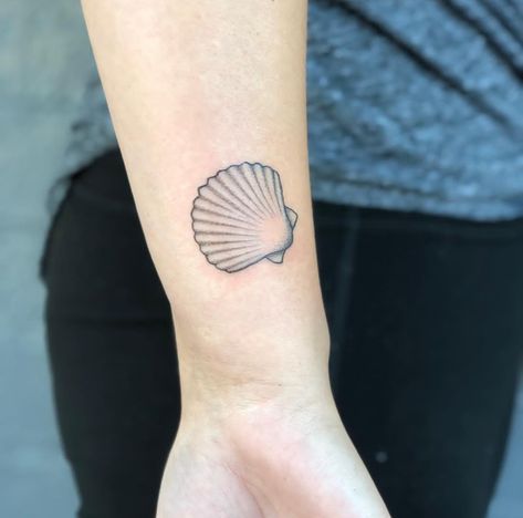 Cockle Shell Tattoo, Scallop Tattoo, Scallop Shell Tattoo, Camino Tattoo, E.t Tattoo, Beach Tattoos, Seashell Tattoos, Shell Tattoos, Cute Tats