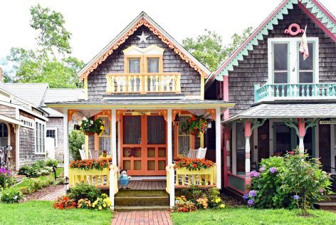 Learn the history of the charming gingerbread cottages on Martha's Vineyard, in Oak Bluffs. #victorian #gothic #marthasvineyard #oakbluffs Gingerbread Cottage, Storybook House, Oak Bluffs, Vertical Siding, Oak Chair, Unusual Homes, Victorian Cottage, Sunrooms, Tiny House Interior