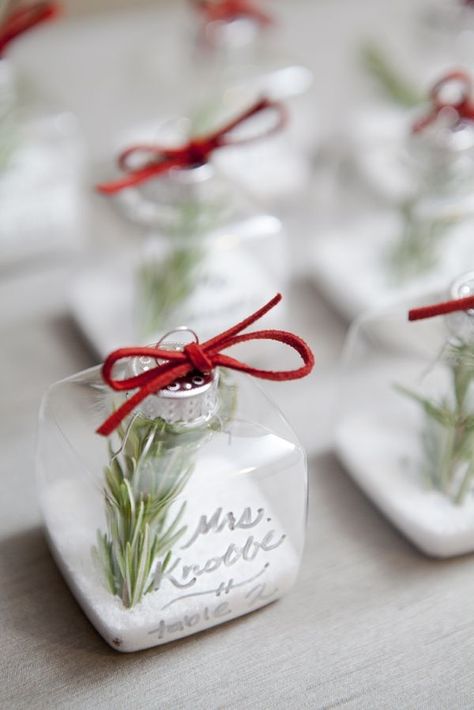 Check out this super cute and simple tutorial for creating your very own ornament place cards either for a winter wedding or a holiday party! Winter Brunch, Christmas Wedding Themes, Christmas Wedding Favors, Christmas Wedding Decorations, Winter Wedding Favors, Christmas Place, December Wedding, Knot Tie, Wedding Favors Cheap