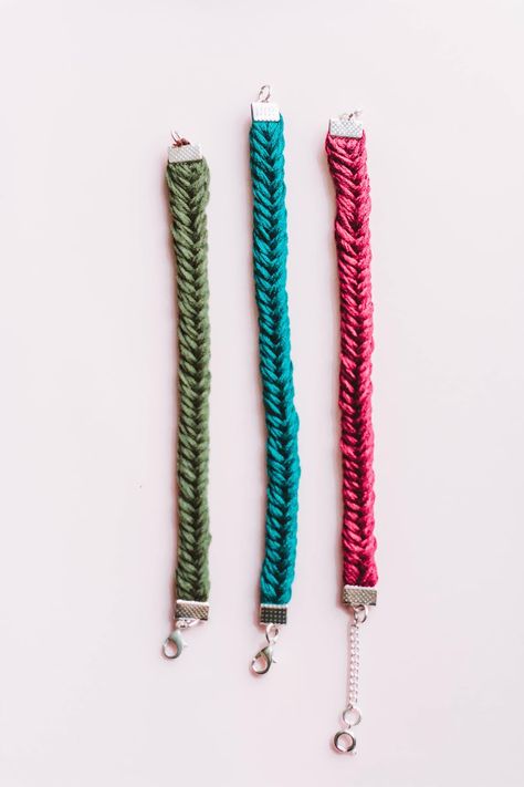 The Fastest Grown-up Friendship Bracelet Tutorial Modern Friendship Bracelet, Adult Friendship Bracelets, Bracket Making, Friendship Bracelet Tutorial, Pride Products, Mops Crafts, Diy Friendship Bracelet, Friendship Bracelet Ideas, Yarn Bracelets