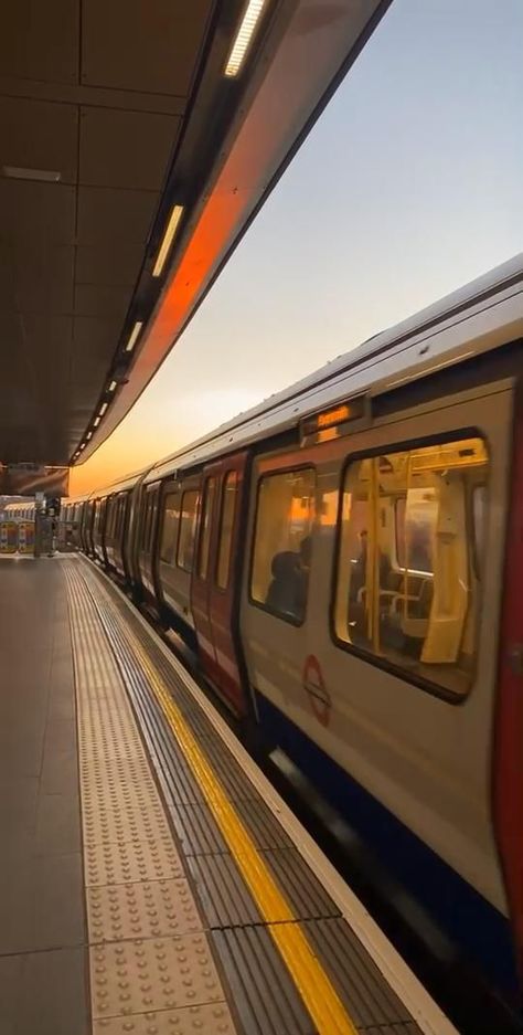 Train Station Video, Night Landscape Photography, Train Video, Dark Nature Aesthetic, Old Train, Night Scenery, Night Landscape, Beautiful Views Video, Aesthetic Travel