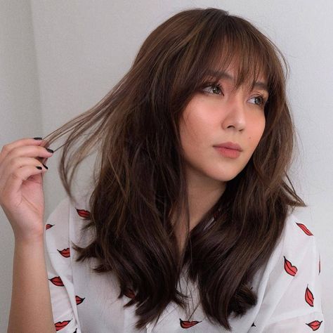 Kathryn Bernardo 🌟 Kathryn Bernardo Haircut, Kathryn Bernardo Hairstyle, Kathryn Bernardo Photoshoot, Hair Color For Morena, Bangs Ideas, Haircut With Bangs, Kathryn Bernardo, Hairstyle Trends, Burgundy Hair