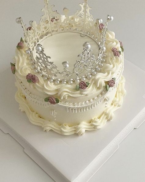 Crown Bday Cake, 25 Bday Ideas 25th Birthday, Croquette Cake, Crown Cake Ideas, Birthday Cake With Crown, Crown Cake Design, Cake With Tiara, Crown Birthday Cake, Birthday Cake Crown