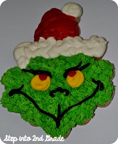 Grinch cookies are a favorite! Try them out at a Grinch themed Holiday party! Grinch Cupcake Cake, Grinch Day, Christmas Cupcake Cake, Grinch Cake, Amy Lemons, Pull Apart Cupcake Cake, Pull Apart Cake, Grinch Christmas Party, Pull Apart Cupcakes