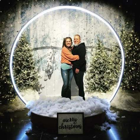 Work Christmas Party Photo Booth, Christmas Snow Globe Photo Booth, Winter Photo Op Ideas, Holiday Booth Ideas, Christmas Booth Design, Christmas Photo Spot Ideas, Christmas Decor Malls, Winter Booth Ideas, Mall Santa Photo Ideas