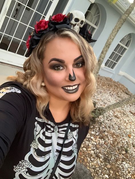 Girly Skeleton Makeup, Half Face Paint Halloween, Fun Skeleton Makeup, Simple Skeleton Face Makeup, Skeleton Simple Makeup, Skeleton Make Up Girl, Simple Cute Skeleton Makeup, Simple Women’s Skeleton Makeup, Cute Skeleton Face Paint