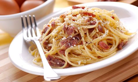 Massa à carbonara | Receitas | Pingo Doce Traditional Carbonara Recipe, Carbonara Recept, Pasta A La Carbonara, Pancetta Recipes, Pasta Alla Carbonara, Giada Recipes, Pasta Italiana, Diner Recept, Pasta Carbonara