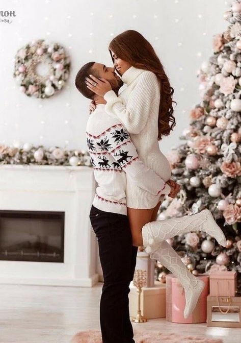 Christmas Photography Couples, Christmas Couple Photos, Christmas Couple Pictures, Xmas Couple, Christmas Poses, Matching Christmas Outfits, Christmas Family Photoshoot, Family Christmas Outfits, Family Christmas Pictures