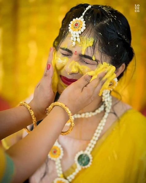 Indian culture Haldi Closeup Photo, Haldi Images, Haldi Stills, Haldi Photography Ideas, Haldi Look For Bride, Haldi Pose, Haldi Shoot, Haldi Poses For Bride, Haldi Poses