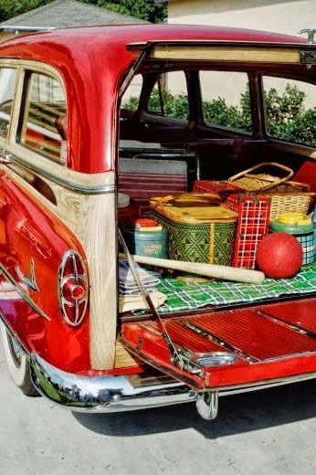 Vintage camping gear is a fun summer trend for home decor :)  Bring on the smores! Vintage Camping Gear, Camping Illustration, Camping Bedarf, Camping Vintage, Vintage Picnic, Company Picnic, Cars Vintage, Family Picnic, Picnic Time