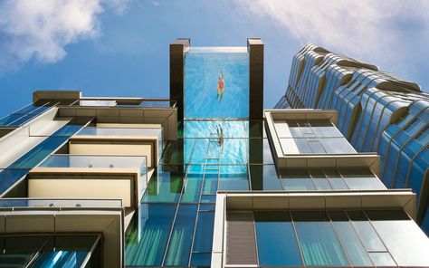 This Glass-bottom Pool in Honolulu Has the Most Breathtaking Views | Are you brave enough to swim in a pool suspended 80 feet in the air? House Entrance Lobby, Hawaii Apartment, Concrete Home Design, Glass Bottom Pool, Architecture Baroque, Sky Pool, Hawaii Hotels, Glass Pool, Rooftop Pool