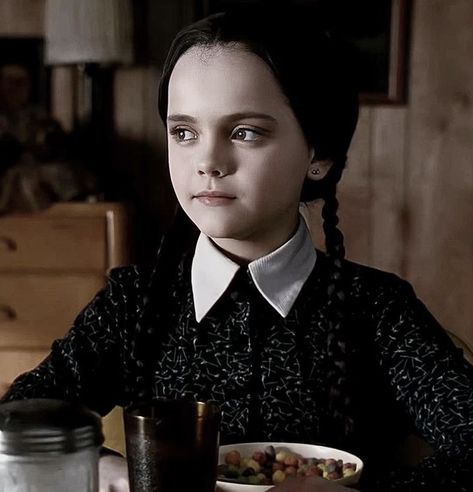 Wednesday Pfp Cartoon, 90s Wednesday Addams, Wednesday Addams Old, Old Wednesday Addams, Wednesday Addams 1991, Wednesday Addams Original, Christina Ricci Wednesday, Addams Family Wallpaper, Villain Mentality