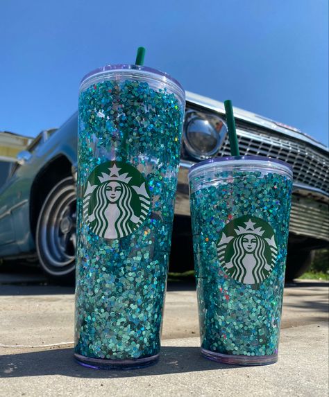 Starbucks snow globe glitter Tumbler glitter cups Starbucks glitter cup perfect gift for your family #giftideas #giftforher #giftsforhim #twinning #matching Starbucks Glitter Tumbler, Starbucks Glitter Cup, Vaso Yeti, Mermaid Food, Decorated Cups, Cups Starbucks, Yeti Cup Designs, Best Rapper Alive, Fruity Drinks