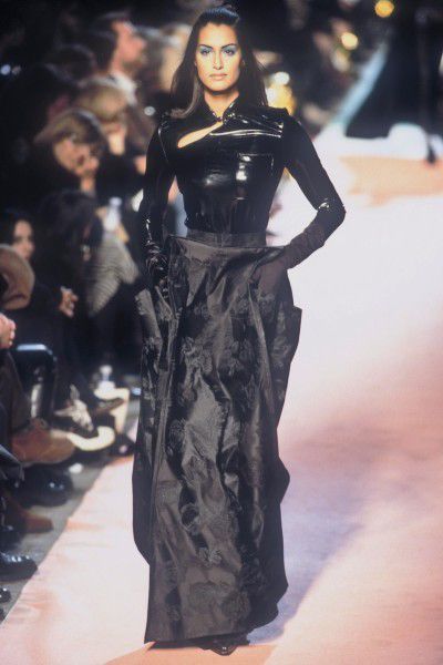 90's Supermodels, Model Off Duty Style, Yasmeen Ghauri, Models Off Duty Style, Vintage Runway, Christian Dior Haute Couture, Petite Fashion Tips, 90s Models, 1920s Fashion