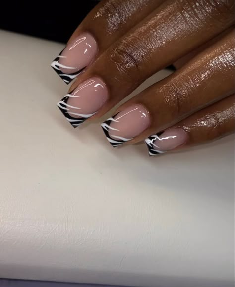 Short Zebra Nails, Cute Short Nails Black, Burberry Nails Short, Fall Nail Art Short Nails, Dope Nail Designs Classy Short Acrylic, Short Black French Tip Nails With Design, Short Nails Ideas Winter, Half Nail Design, Nail Set Up