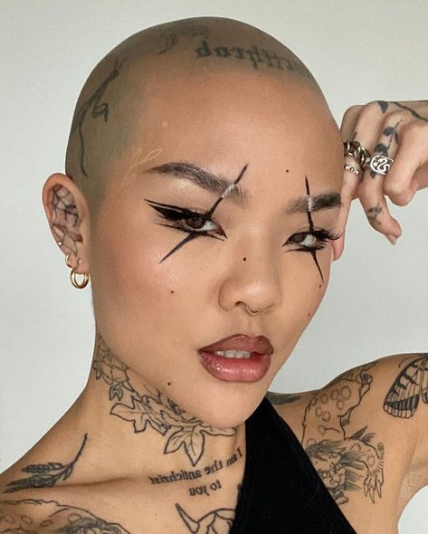 White Eyeliner Looks, Cyberpunk Makeup, Silver Eyeliner, Futuristic Makeup, Retro Makeup, Makeup Humor, Rave Makeup, Graphic Liner, Creative Makeup Looks