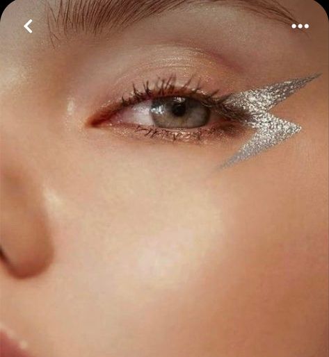 Rock N Roll Makeup, Rock And Roll Makeup, Minimal Eye Makeup, Cosmic Makeup, Glam Rock Makeup, Rock Makeup, Rock Look, Concert Makeup, Black Eyeliner Pencil