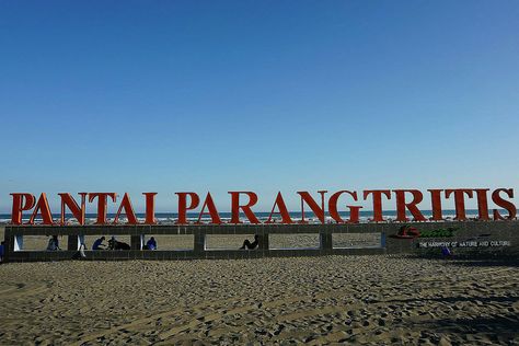 Pantai Parangtritis di Yogyakarta Golden Gate Bridge, Aesthetic Wallpapers, Neon Signs, Travel, Nature