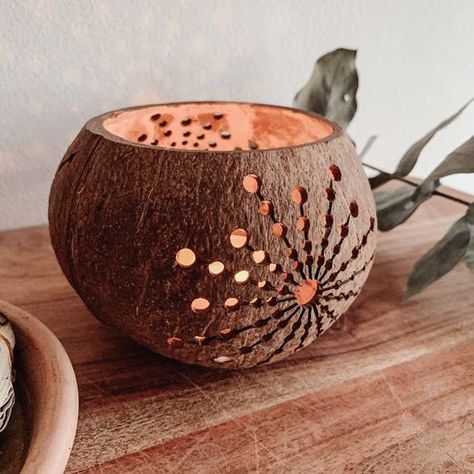 Coconut Shell Candle, Lilin Aroma, Shell Candle Holder, Carillons Diy, Coconut Shell Crafts, Coconut Candle, Shell Candles, Coconut Bowl, Deco Nature