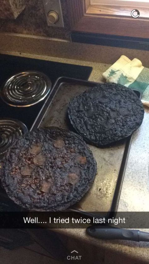 28 People Who Enjoyed Their Weekend - Funny Gallery Burnt Pizza, Shelby Aesthetic, Funny Food Pictures, Funny Burns, Baking Fails, Cooking Fails, Food Quotes Funny, Cooking Humor, Funny Snaps